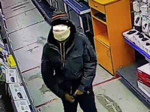 В Якутске мужчина обворовал магазин дважды и попал на видео