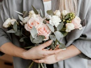 Мошенники под видом доставки цветов обманули жительницу Якутии