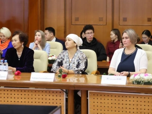 Айсен Николаев вручил государственные награды матерям Якутии