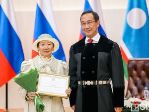 Айсен Николаев вручил стипендии олонхосутам, запевалам осуохая, кузнецам и народным мастерам Якутии