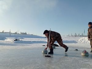 В селе Балыктах Якутии провели соревнования по керлингу среди местных жителей