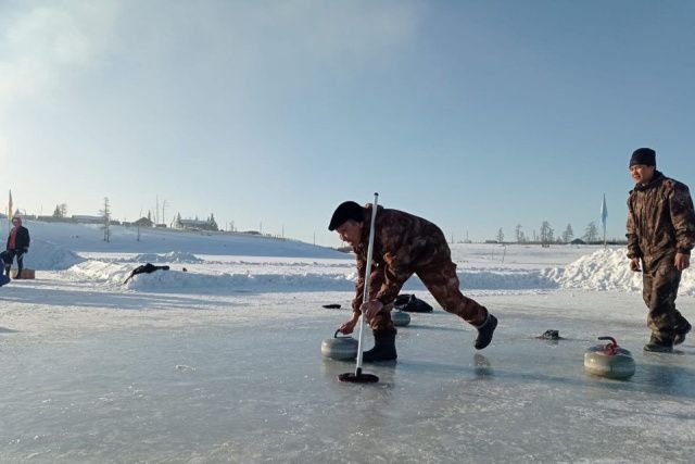 В селе Балыктах Якутии провели соревнования по керлингу среди местных жителей