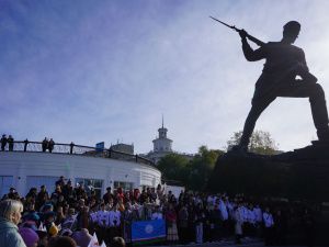 В Хабаровске участники «Поезда дружбы» возложили цветы к мемориалу «Победа на Востоке»