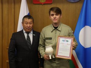 Команде аэрологической обсерватории вручены награды за успешное тушение лесных пожаров в Якутии