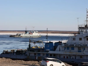 На переправе Жатай-Техтюр на реке Лене начались грузовые перевозки