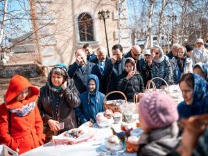 Фотофакт: Глава Якутии с дочкой освятили куличи в Преображенском соборе