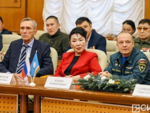 Айсен Николаев вручил якутянам государственные награды в преддверии Нового года