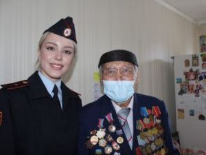 Росгвардейцы в Якутске поздравили ветеранов войны и тыла