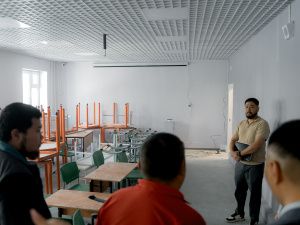 Евгений Григорьев осмотрел Саха-корейскую школу и школу № 16 после капитального ремонта