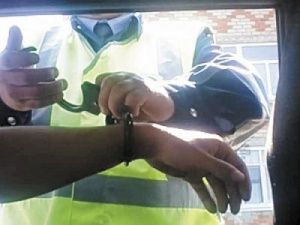 В Якутии инспектор ГИБДД заковал в наручники и избил нарушителя