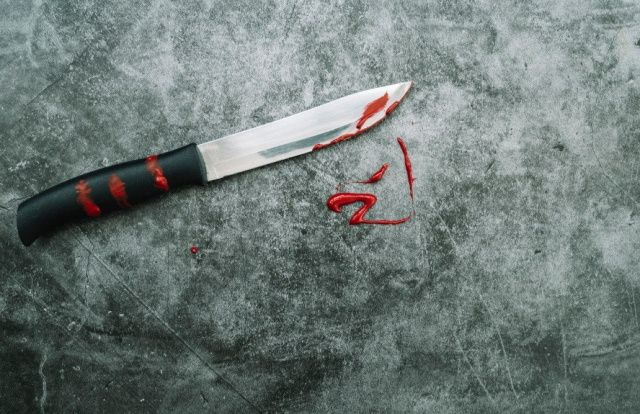 В Якутии полиция задержала ранее судимого мужчину за нанесение ножевых ранений супруге