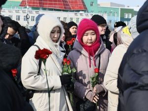 Якутяне несут цветы к мемориалу памяти жертв теракта в Подмосковье