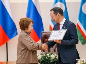 Глава Якутии вручил лучшим педагогам-наставникам премии в 100 тысяч рублей