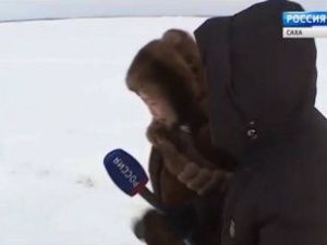 Видеофакт: на переправе женщина ударила по руке журналиста ВГТРК