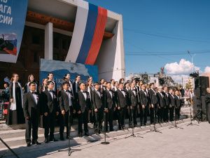 В День государственного флага России Евгений Григорьев вручил паспорта школьникам