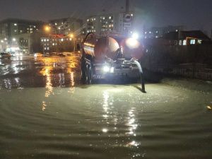 В Якутске продолжается интенсивная откачка талых вод с улично-дорожной сети и заниженных участков