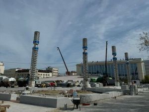 Колонны-сэргэ начали устанавливать на площади Ленина в Якутске