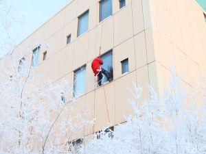В Якутске спасатель спустился с крыши и поздравил юных пациентов НЦМ в образе Деда Мороза