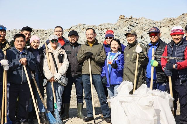 Ил Дархан и члены правительства на субботнике