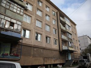 Сардана Авксентьева провела выездное совещание по капитальному ремонту многоквартирных домов