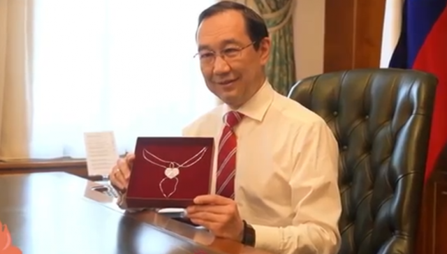 Айсен Николаев подарил на 8 Марта своей жене и дочерям ювелирное украшение, сделанное своими руками