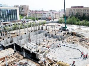 Бригада из Китая приступила к монтажу фонтана на площади Ленина в Якутске