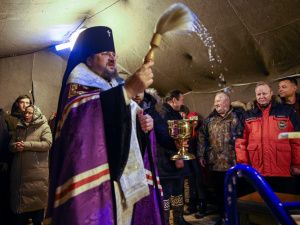 Сотрудники МЧС обеспечивают безопасность Крещенских купаний