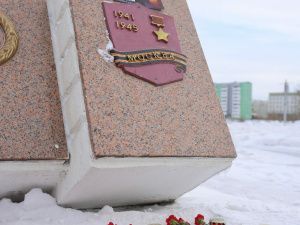 Стихийный мемориал открылся в Якутске после теракта в Подмосковье