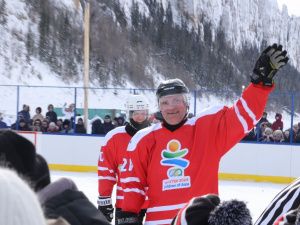 Зрелищной ничьей завершился матч звёзд мирового хоккея с якутской командой у Ленских столбов