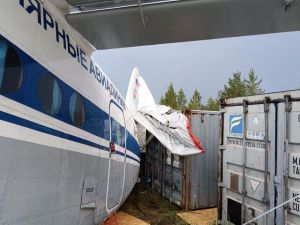 В Якутии ветер сорвал половину крыши здания аэропорта и повредил хвостовую часть самолета