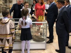 Айсен Николаев встретился с педагогическим коллективом и учащимися общеобразовательной школы в посёлке Витим   