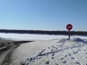 На двенадцати сезонных дорогах в Якутии запрещен проезд транспорта