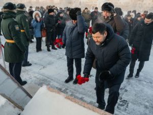 В Якутске возложили цветы в честь города-героя Ленинграда