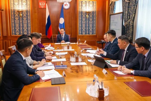 Айсен Николаев поручил разработать новые меры для ускорения очереди на получение земельных участков многодетными