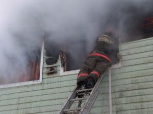 Один человек пострадал при пожаре в двухэтажном жилом доме в Якутске