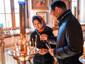 Фотофакт: Глава Якутии с дочкой освятили куличи в Преображенском соборе
