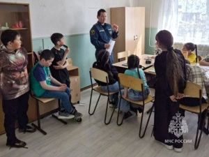 Лето без рисков: в Аллаиховском районе МЧС России проводит профилактику в детских лагерях