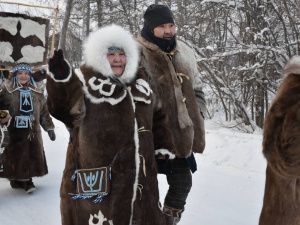 Фото: шествие в национальных костюмах в Оленекском районе в День оленевода