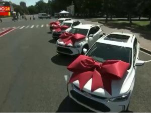 Айаалу Лазареву и Сардане Трофимовой вручили по одному миллиону сому и автомобилю