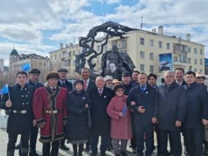 Якутяне возложили цветы к памятнику Алексея Кулаковского в день 100-летия образования ЯАССР