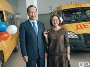 Двадцать новых автобусов передали школам и колледжам в Якутии