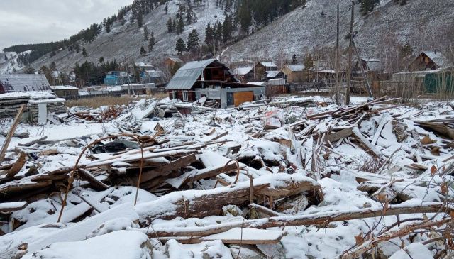 Суд обязал жительницу Якутска убрать свалку у озера и заплатить 400 тысяч