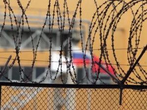 В колонии после бракосочетания женщина пыталась пронести на свидание бутылку шампанского