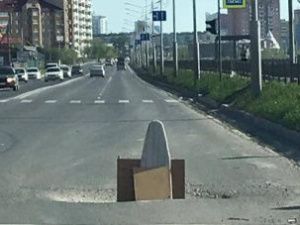 На улице Чернышевского появилось «уведомление» о дорожной яме