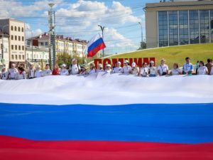 Праздник: В Якутске развернули самый большой флаг России на Дальнем Востоке