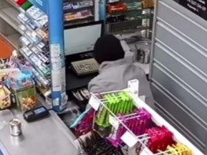 Пьяный якутянин украл из магазина продукты и деньги