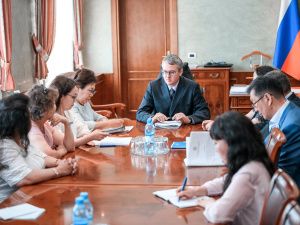 Владимир Солодов обсудил вопросы модернизации соцсферы с депутатами и представителями профсоюзов Якутии