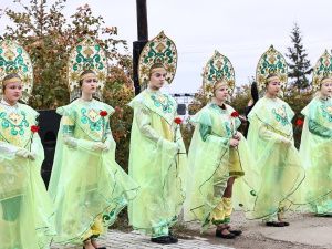Айсен Николаев возложил цветы к памятнику основателя Якутска