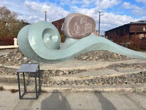 В Якутске очистили памятник русским землепроходцам