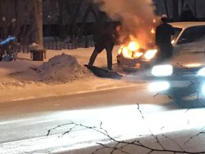 Фотофакт: В центре Якутска загорелся автомобиль